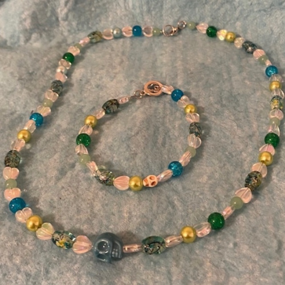 Green and white necklace and bracelet set with skulls